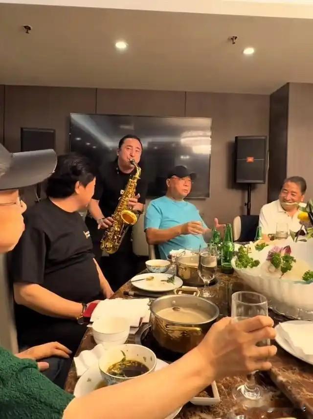演员姜昆与朋友北京聚会，百亿老总陪同，刘家军吹萨克斯助兴。姜昆老师已经75岁了，