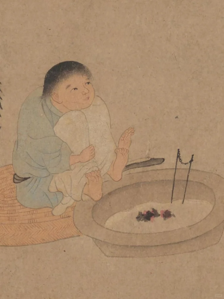 元代小朋友，烤脚丫的样子也太可爱了！