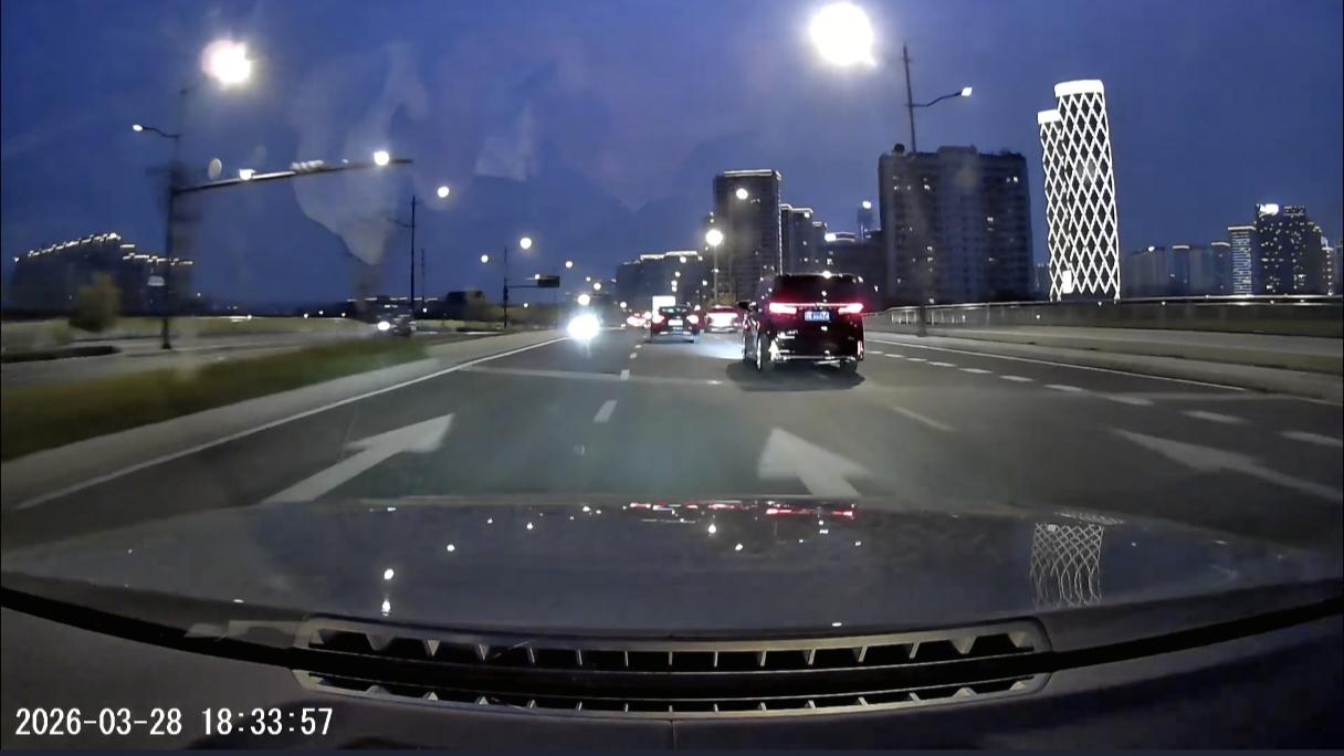 这属于插车？女子开车正常行驶，遇前方黑车占两条车道，女子无奈从左侧超车，黑车不满