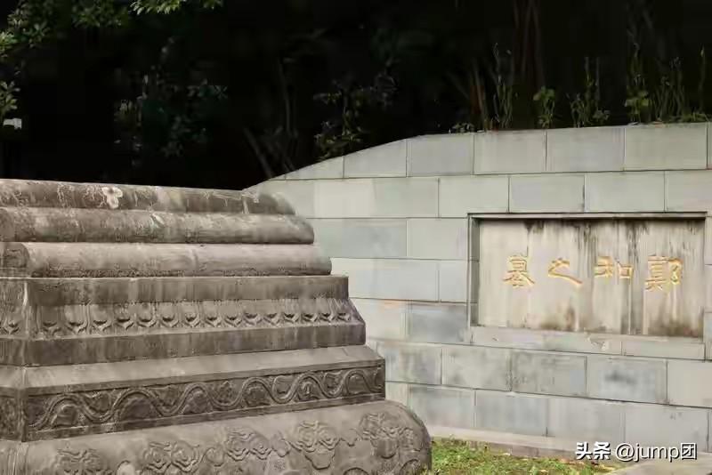 那场大火烧起来的时候，建文帝到底死没死，朱棣比谁都想知道答案。

别听他后来怎么