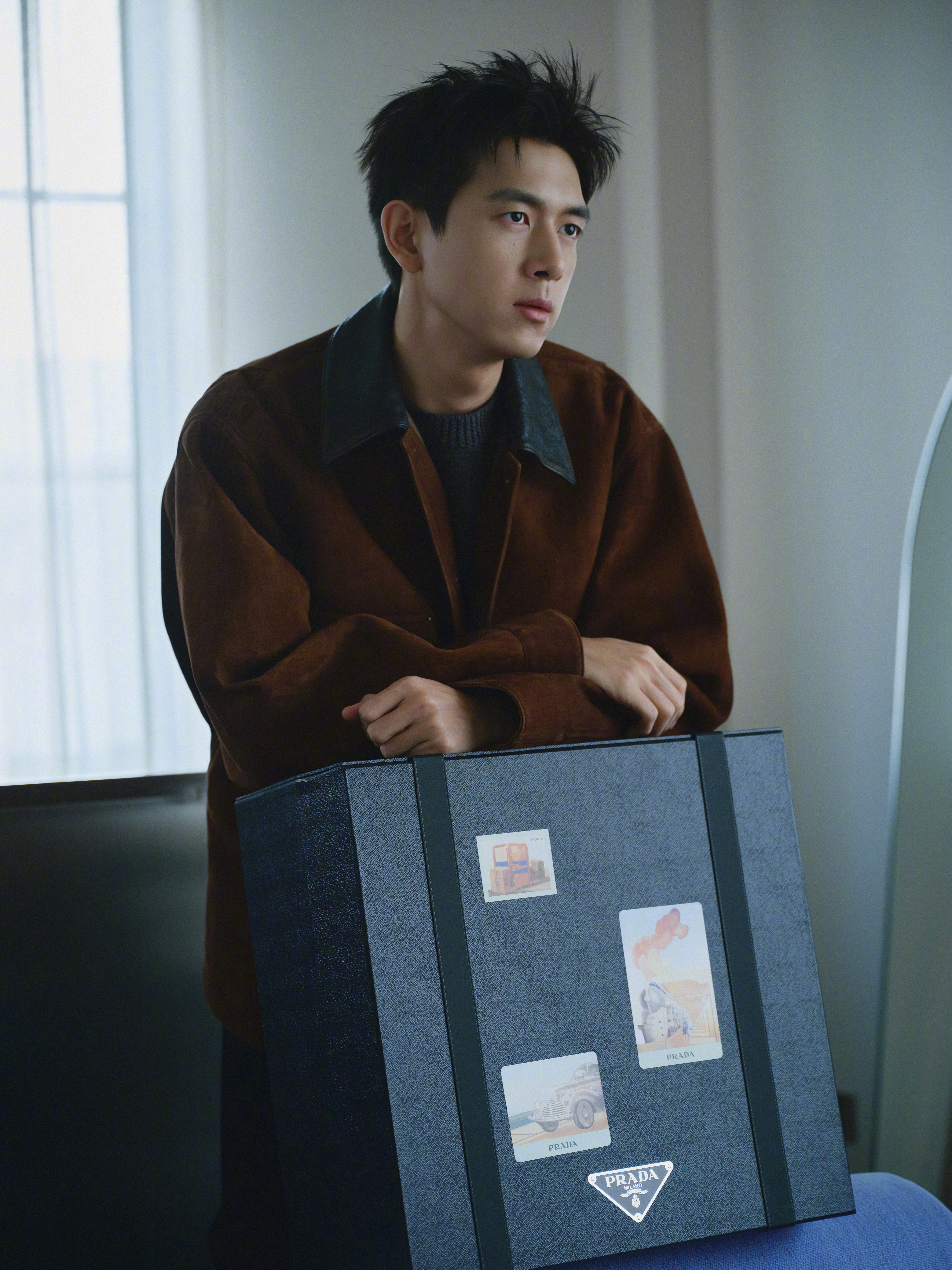 李现 × PRADA品牌代言人出镜全新PRADA 2025假日系列大片，棕色夹克
