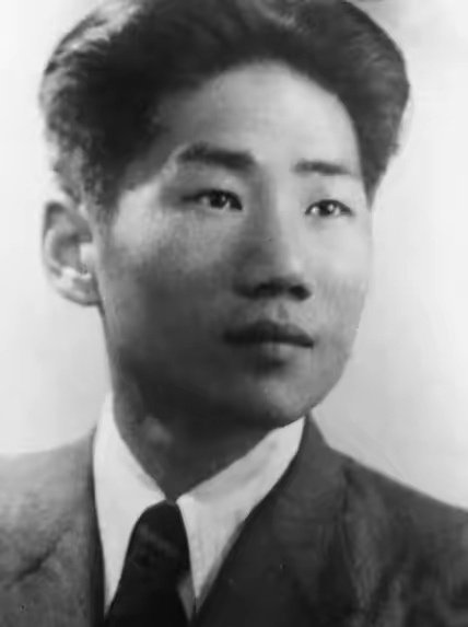 田家英回忆说:毛主席在知道毛岸英牺牲的消息后，冷静得有些吓人，他手中夹着香烟，可