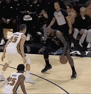 如果你打篮球不会走步，请一定要多看詹姆斯的比赛视频，他具备一百零八种教科书级走步