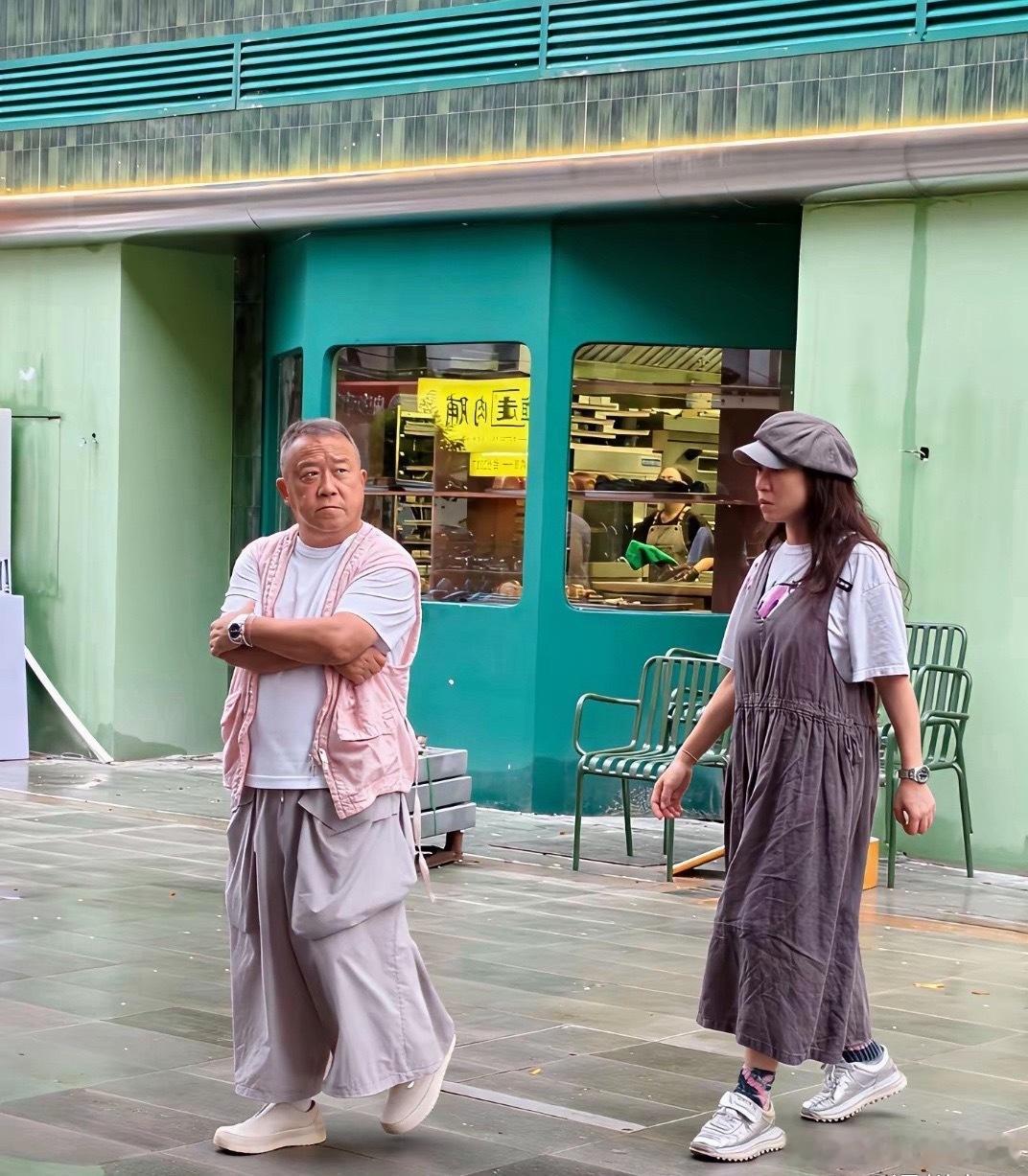 讲真，港星真的挺潮的。就连曾志伟要颜值没颜值要身材没身材的老年人都打扮得特别潮，