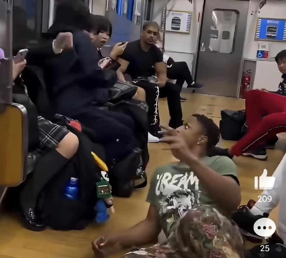 日本人被黑人欺负一句话都不敢说！
黑人在日本地铁直接坐在地上跳舞，把车厢当自家客