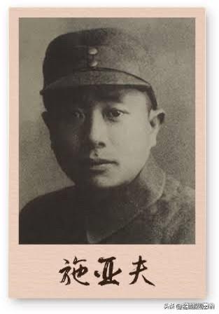 1942年，一名伪军师长派人送给粟裕两包烟，粟裕疑惑地拆开烟盒一看，里面竟藏了一