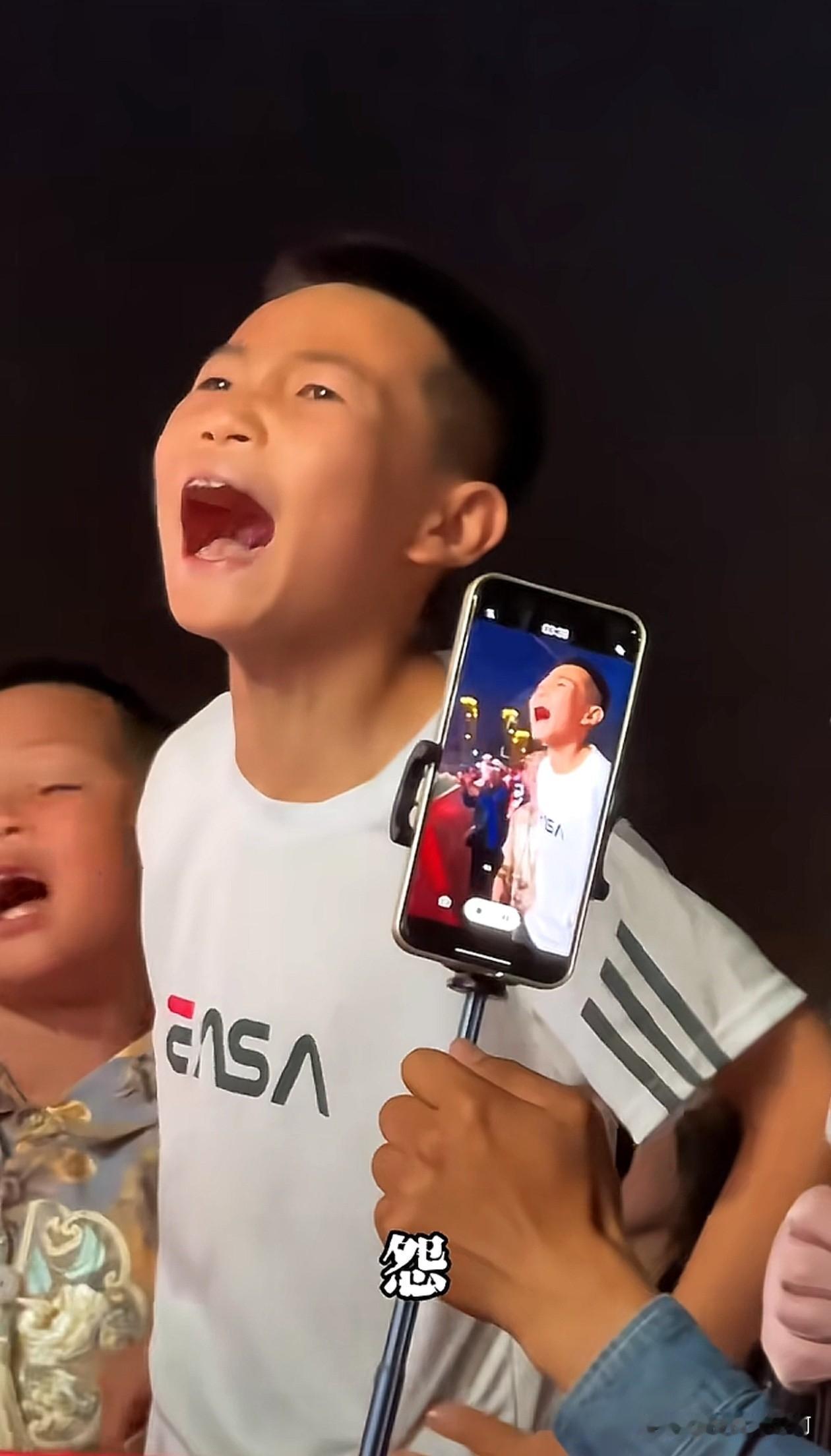 这是秦腔演出现场！大人小孩全都投入地跟唱，看得人心里又热又酸，莫名掉泪。
 
总