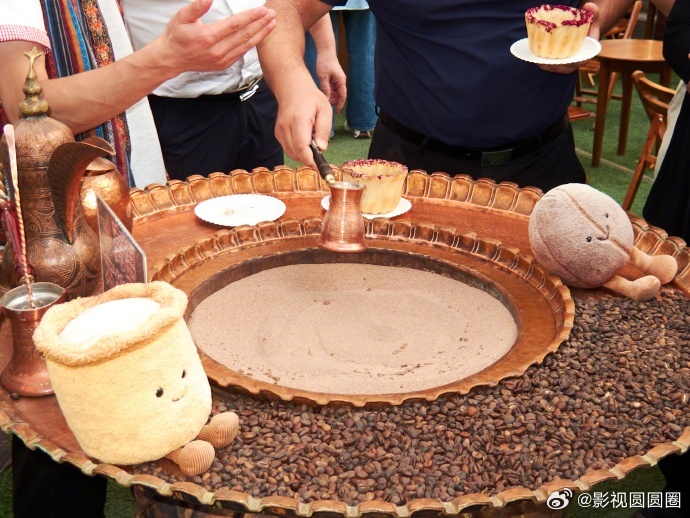 陈伟霆谈谈的松弛感 打卡乌鲁木齐的网红地标观光塔，西域风的设计辨识度拉满，白T搭