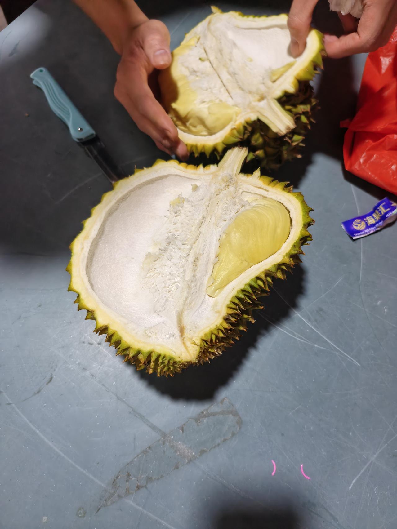 早上去我妈家的路上，帅哥给我发了两百块钱，说是请我吃榴莲。
最近帅哥家有点儿事，