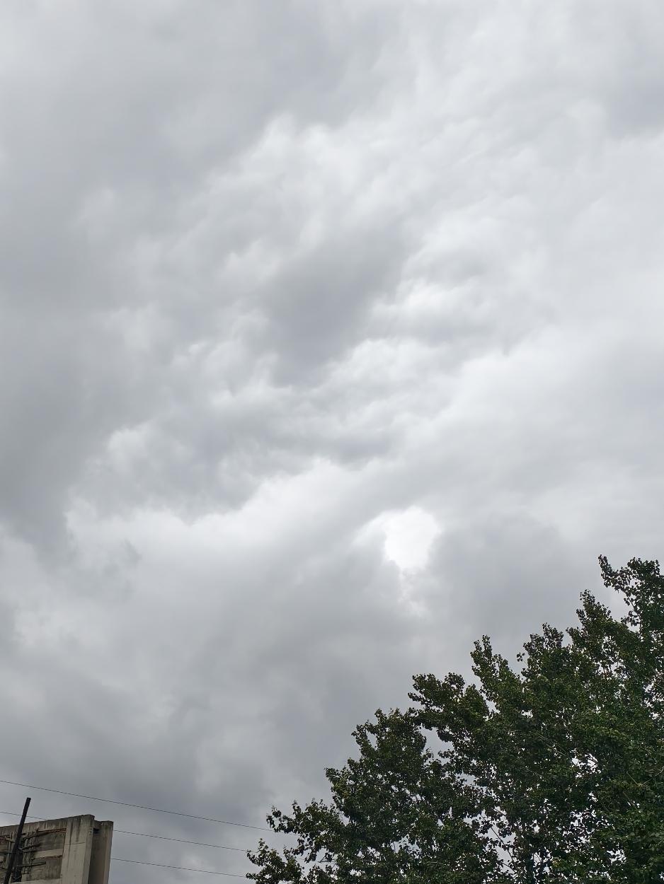 乌云密布，暴雨将袭。
不知阴雨天气是否即过！