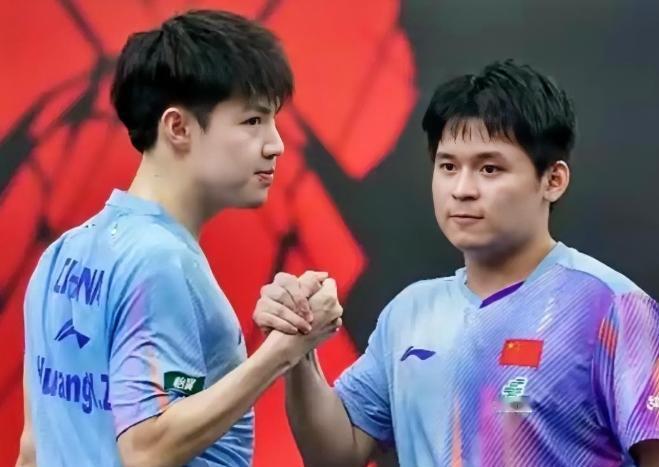 王励勤懵了！王皓也懵了！没想到美国大满贯一轮游的黄友政居然在男双比赛上被推上了顶