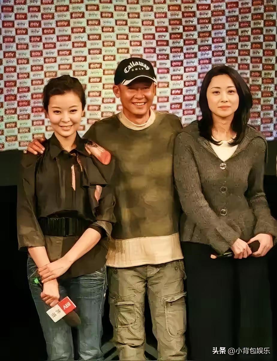 中间的是王志文，戴个鸭舌帽，笑的真开心。左右美女是谁？一个比一个美，一个比一个有