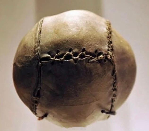 20世纪80年代在斯特灵城堡苏格兰女王玛丽的寝宫上方发现的这个皮球，被认为是世界