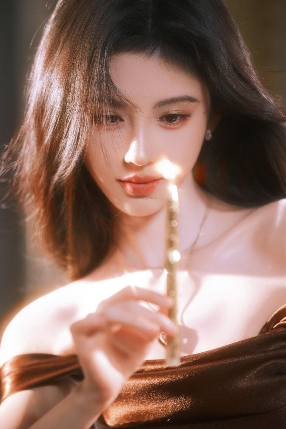鞠婧祎今晚的直播造型真的绝了！这就是女神啊，又仙又美，尤其是侧脸，氛围感直接拉满