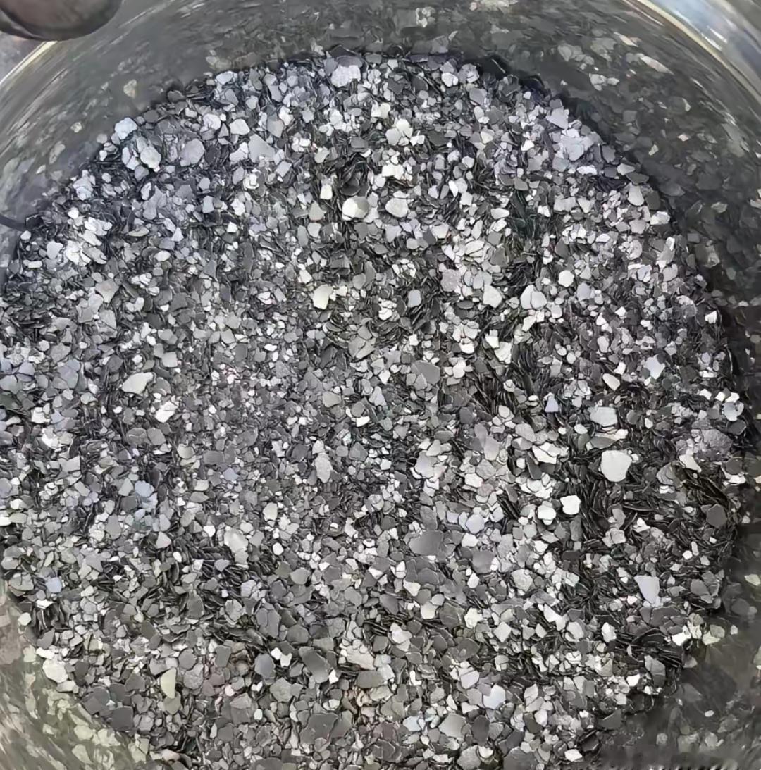 一家上市公司的副总，带着手下，硬生生把1243吨战略物资“偷”到了美国。

天然