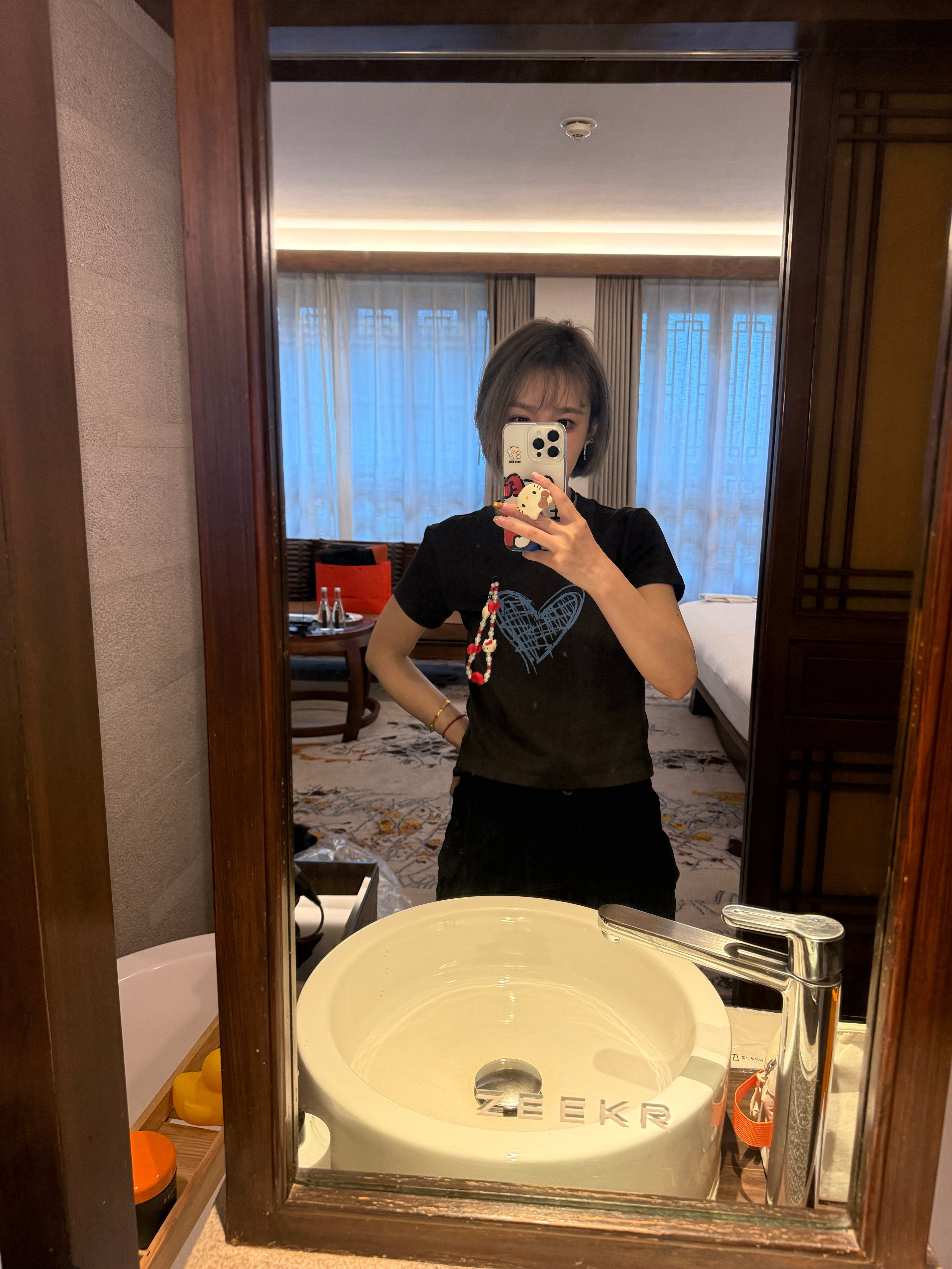 你以为极氪开了个酒店[笑cry]这个活动的体验感做的很极致，镜子上，床头灯都是L