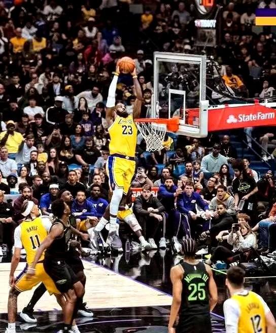 东契奇：詹姆斯太疯狂了，等我41岁时可能走路都一瘸一拐了……
本赛季至今，詹姆斯