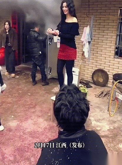 我跟你说，这小孩以后绝对是个人物。
全场闹哄哄都在抢压岁钱，就他，一个小不点，背