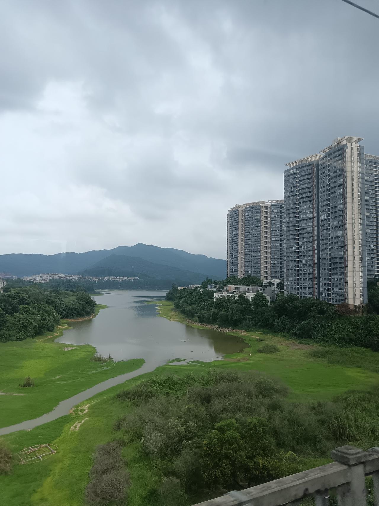 广州最具发展潜力的片区，当属广州知识城一带。首先它的地理位置相当优越，交通与各类