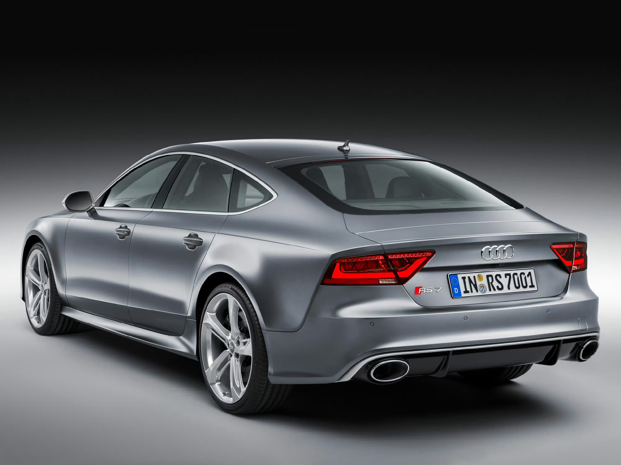 这辆Audi RS7 Sportback停驻眼前，其流线型的车身与优雅的曲线，宛