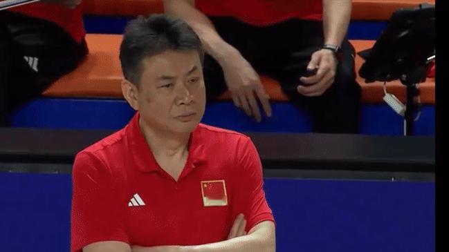 蔡斌给年轻的土耳其主帅上一课，主帅就得面沉似水，喜怒不形于色，不能总在场边跳来跳
