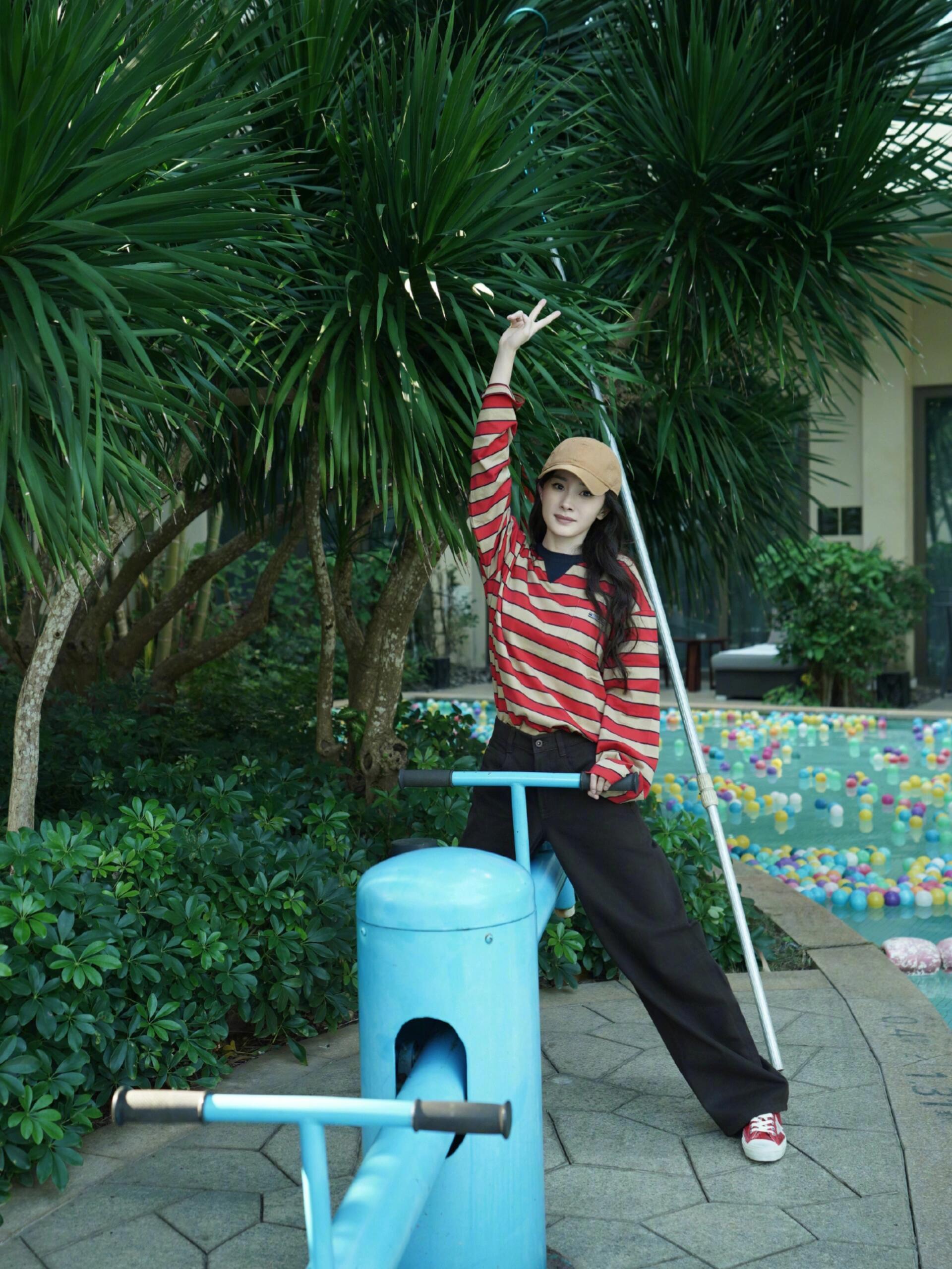 杨幂更新一则私服，这套穿出时髦感不容易啊 