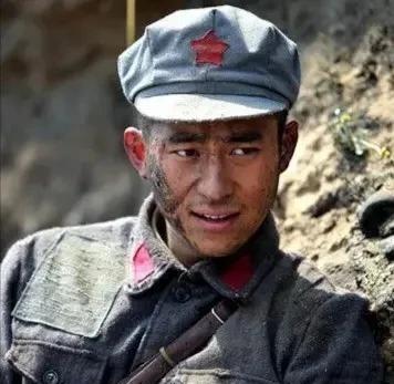 1936年底，一西路军军医和几个伤员被马家军堵在一间小屋里。当马匪端着刺刀，狞笑