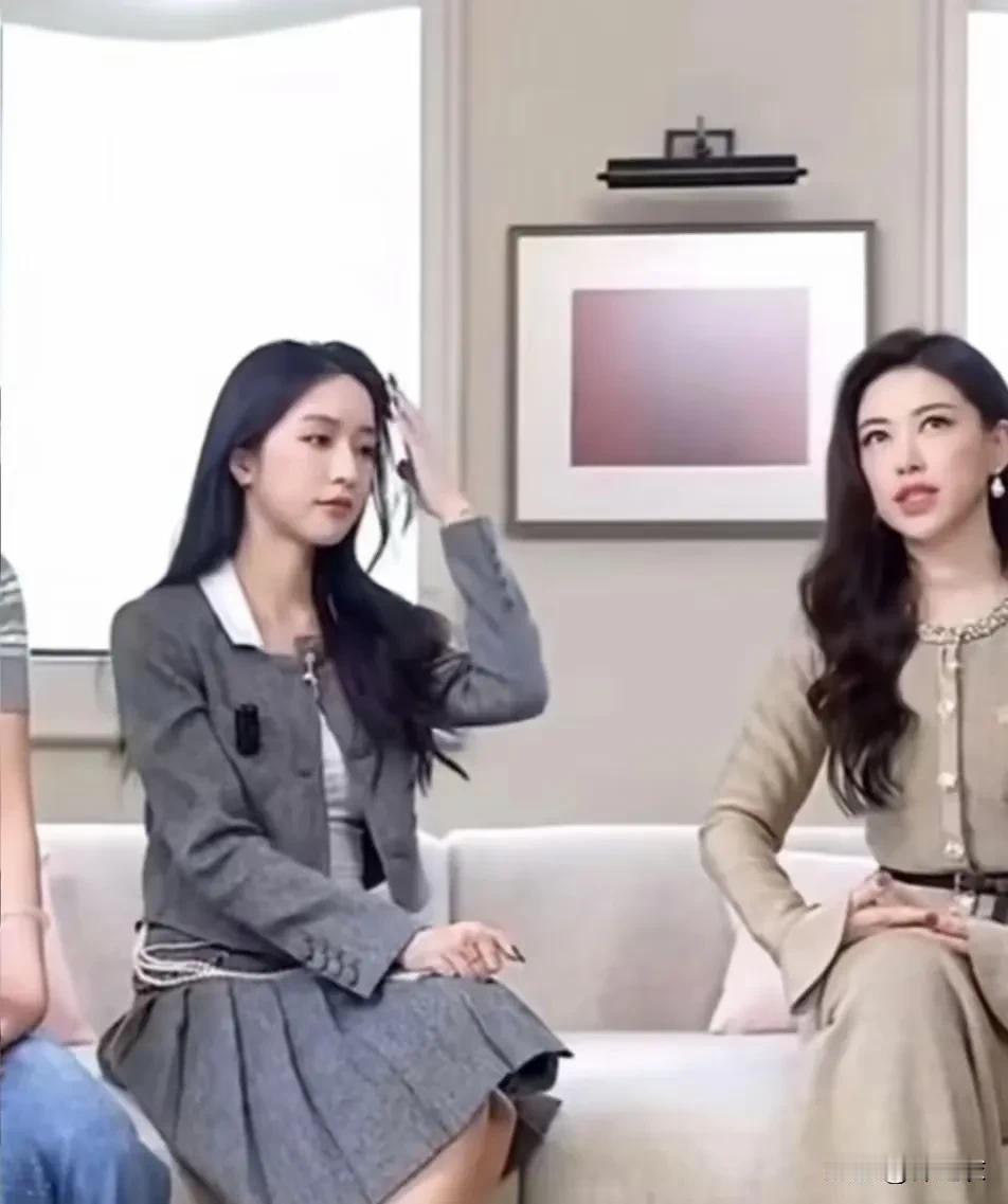 有网友说；看翁青雅和朱珠的采访，明显看得出来翁青雅胸无点墨，而她的表现，实在是令