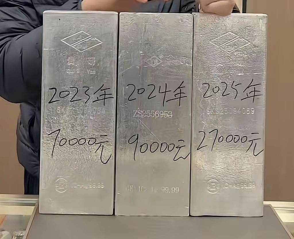 牛马一年，天天盼着发奖金，可到了年底才发现，那点微薄的年底“朝廷赈灾粮”，不仅买