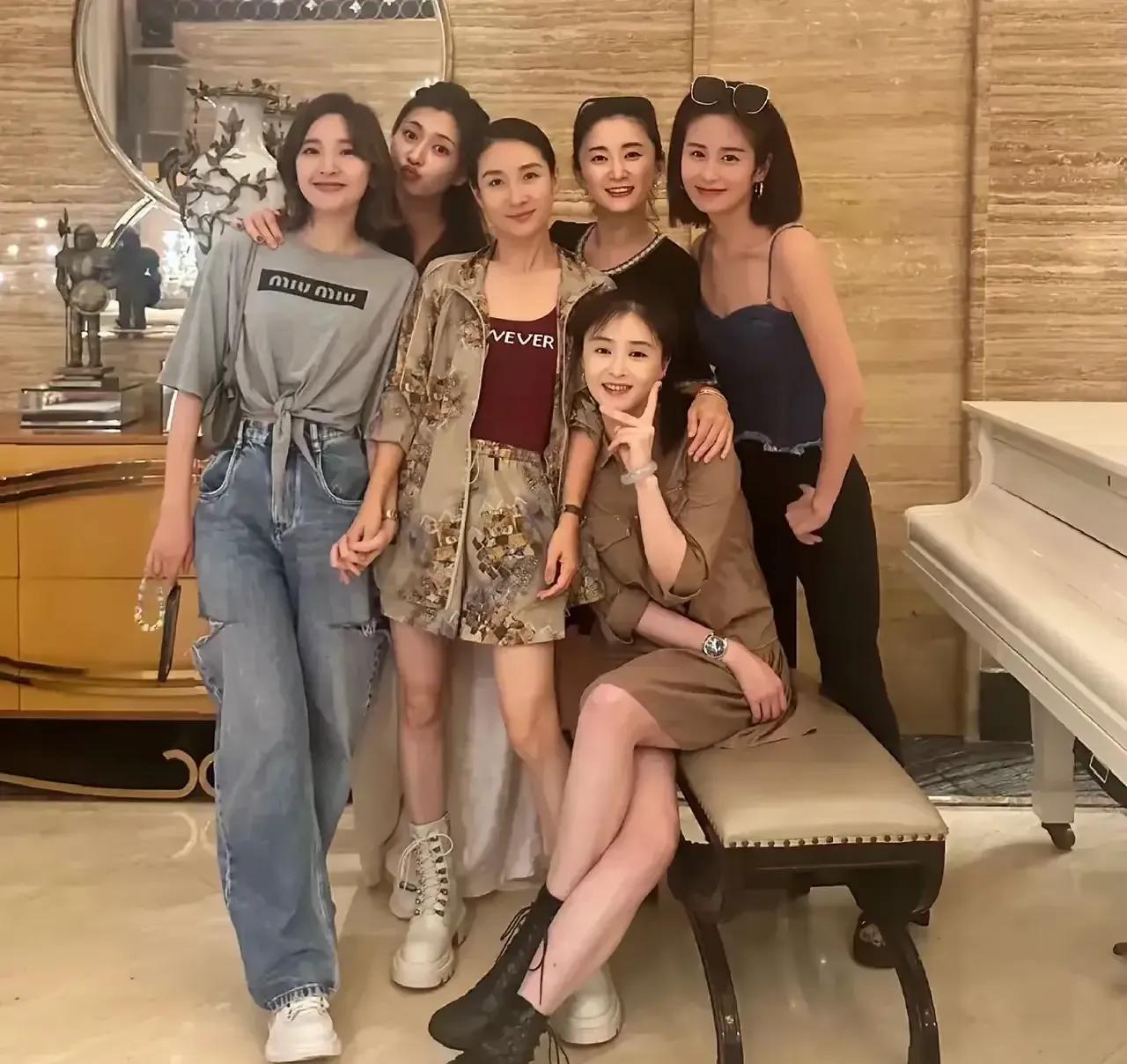 甄嬛传十年聚会，娘娘没来。
名利场的酒杯晃得人眼晕时，她在云南山区的土路上颠簸。