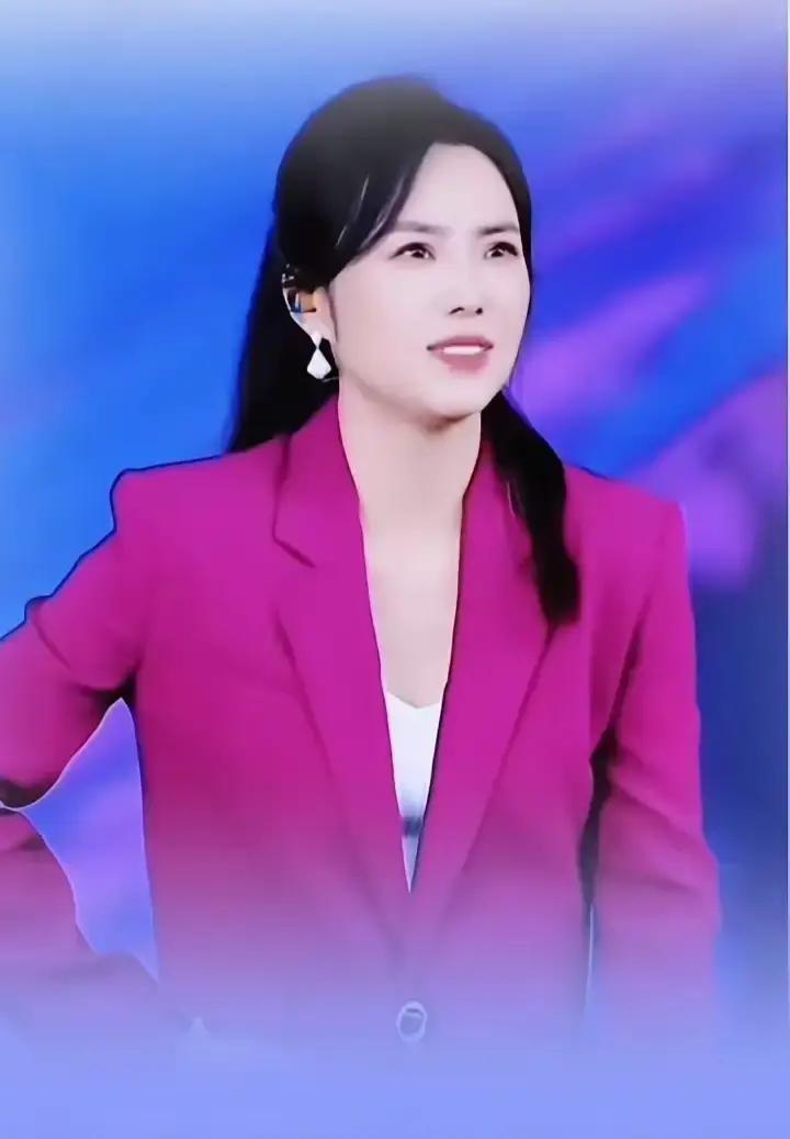 云朵连播两天，在线从12万掉到2万5，她还在镜头前说春节前不接商演。
我看报道说