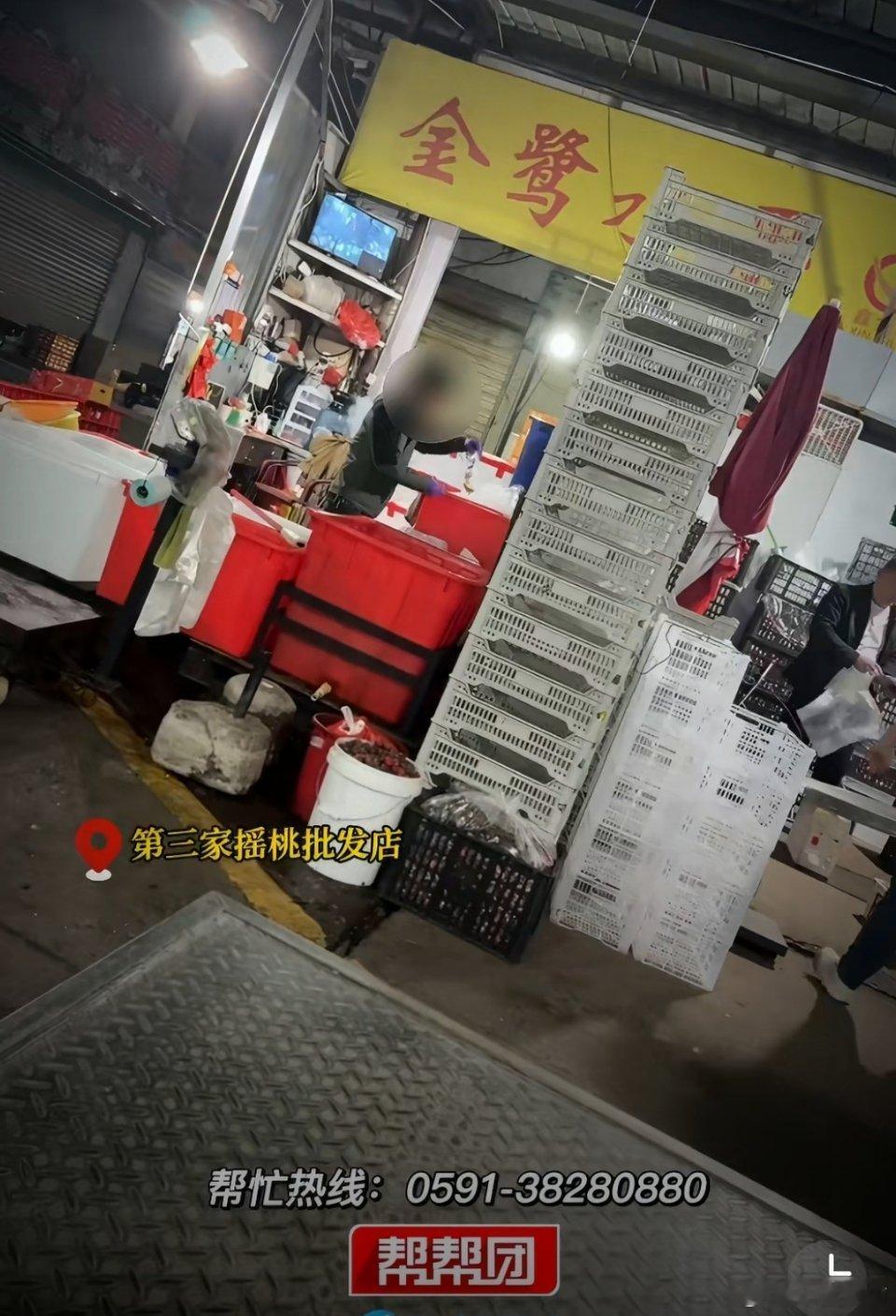 多方回应水果商贩使用添加剂近日，厦门中埔水果批发市场多家脆桃商贩违规添加甜蜜素、