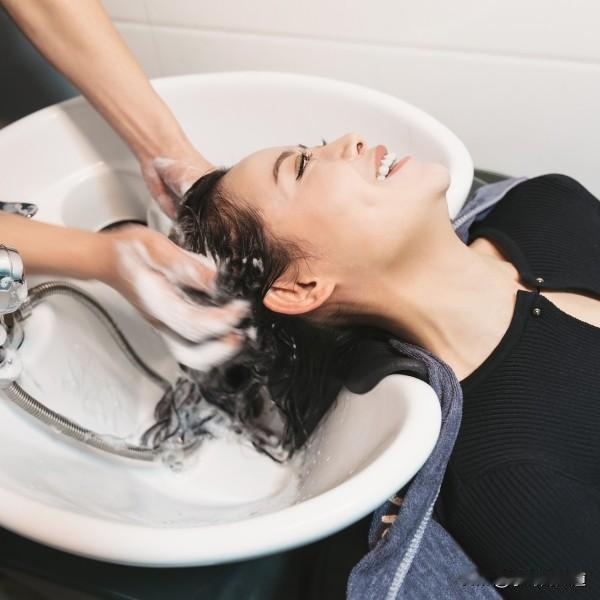 一、现象溯源：从传统习俗到网络热梗

1. 传统年俗的现代演绎  
   除夕洗