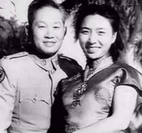 1951年，孙立人脱了衣服上床睡觉，习惯性地搂住老婆，却发现手感不对劲，他一怔，