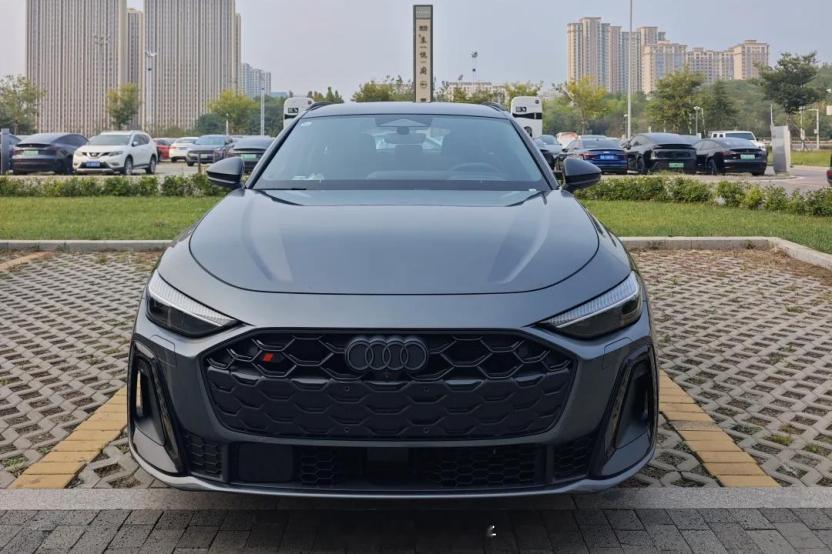 全新奥迪 S5 Avant 上市，首发版限量99台，价格57.18万元。首发版的