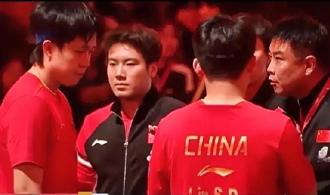 王楚钦配林诗栋1比2输日本，真让人有些摸不着头脑！

王楚钦真不是跟谁搭都顺！他