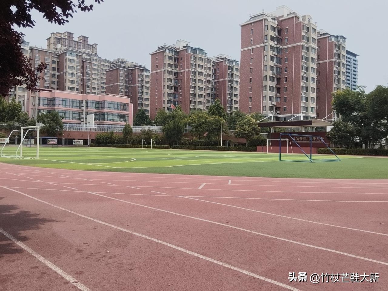 这天儿35°也没感觉热啊！我说。

没有35°！昨天，前几天都是33°！没那么热
