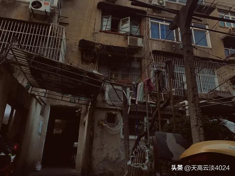 有人抄底老破小一买就是七八套 现在楼市整体在调整，新房销售增速放缓，却有人反其道