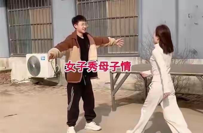 健康的母子关系，从来不是“为了避讳而疏远”，而是“因为尊重而有分寸地亲近”。
