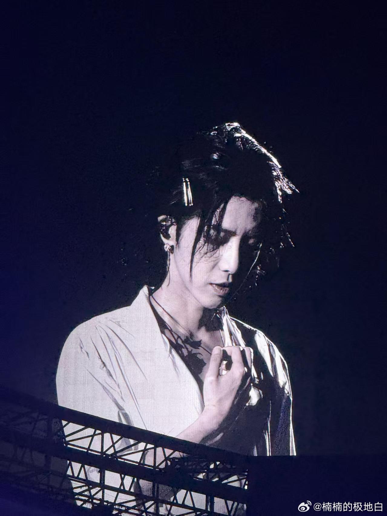 华晨宇新舞美几何美学世界九组动态三棱柱构成核心舞台，硬朗几何结构搭配灵动变换，艺