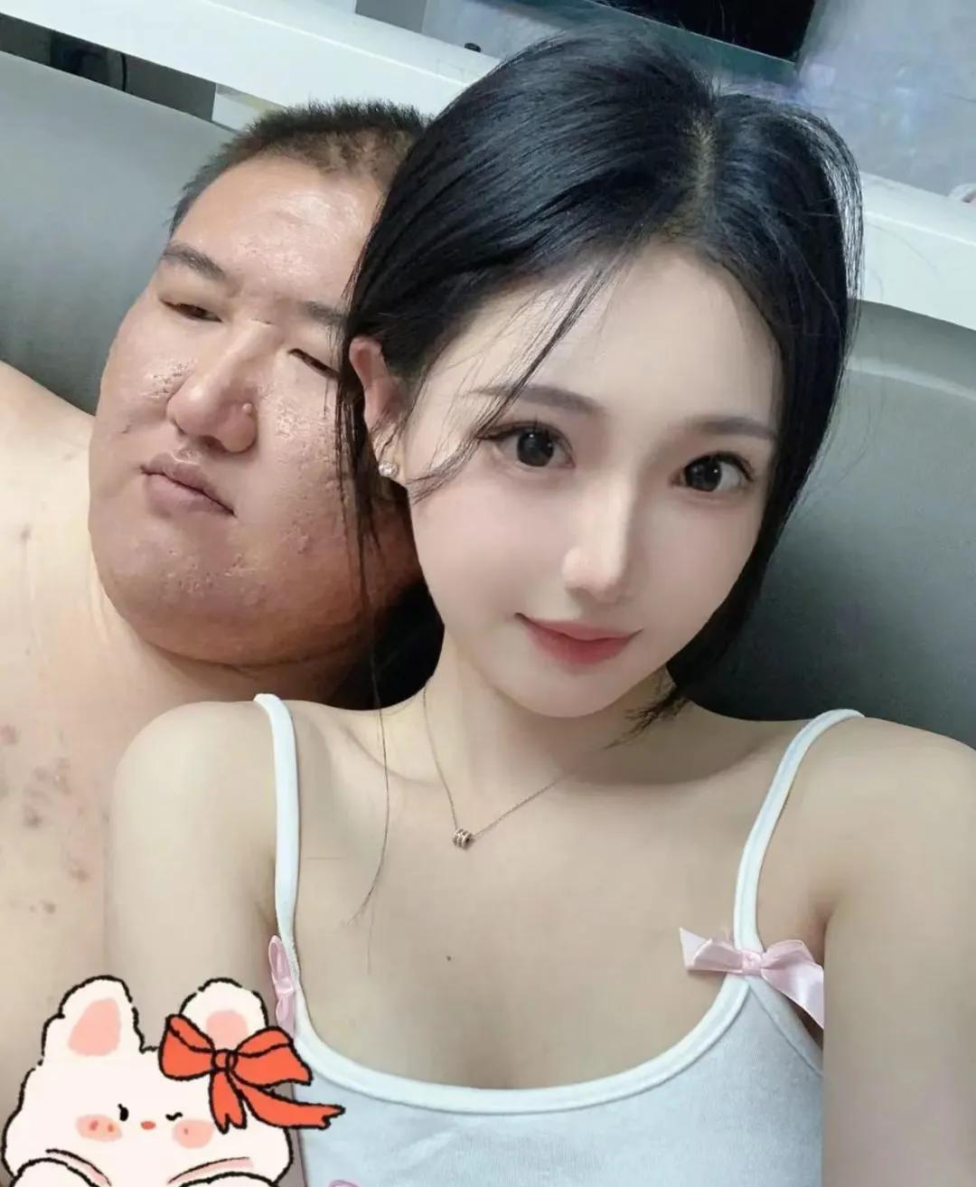 这就是传说中的美女与野兽吗？
这个男人是如何做到的？