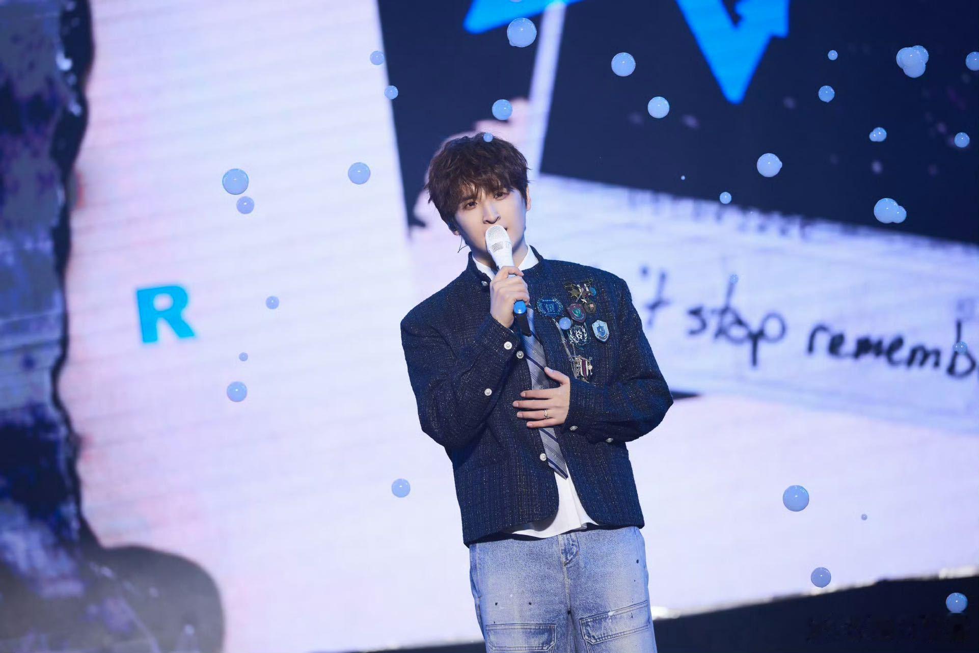 张远前任赛道主理人 张远在“前任赛道”有着独特的魅力，唱emo情歌时，他的嗓音就