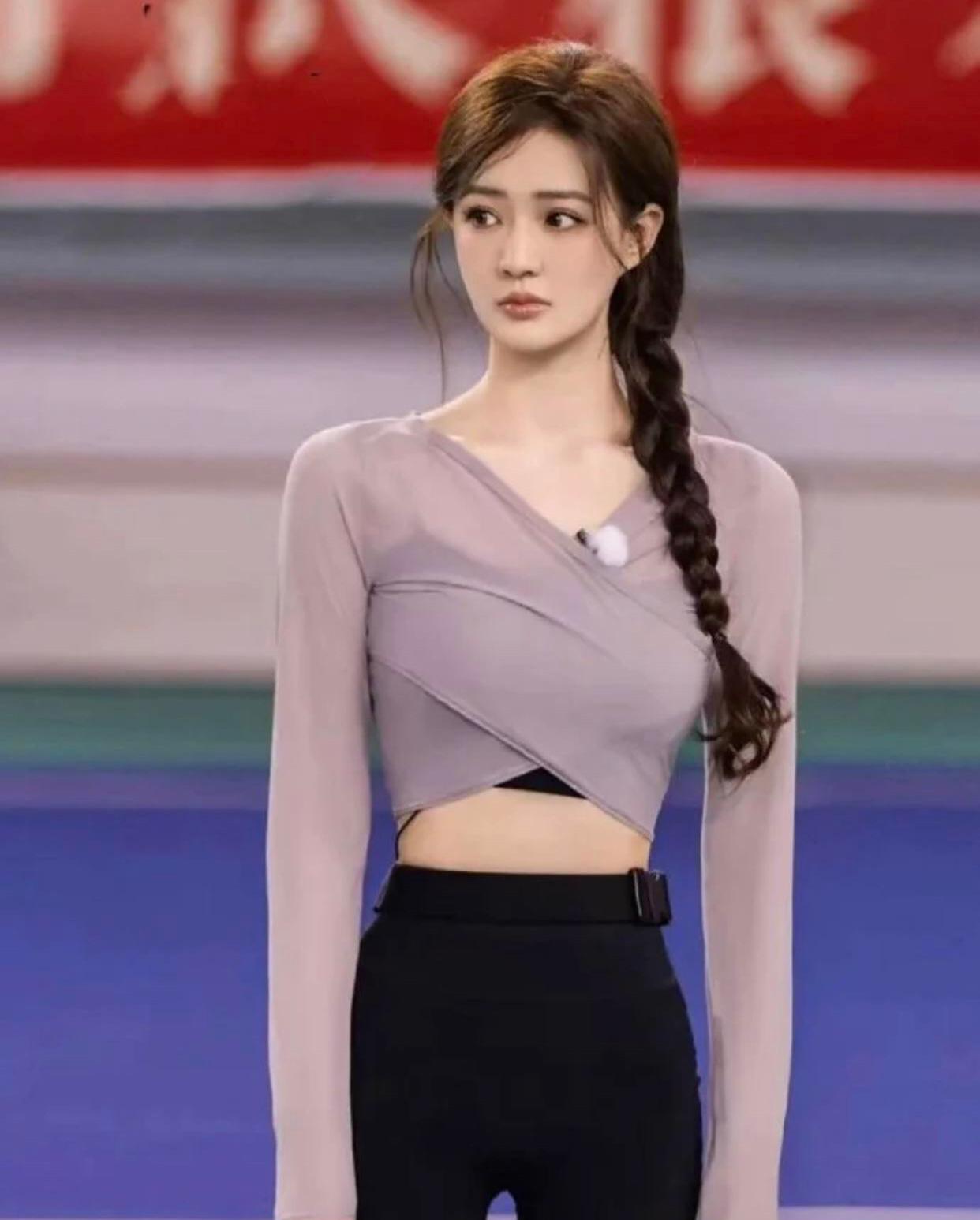 如今流行女生宽肩了吗？
比较有力量感，
而且作为演员肩膀宽了还显得头小。
看看女