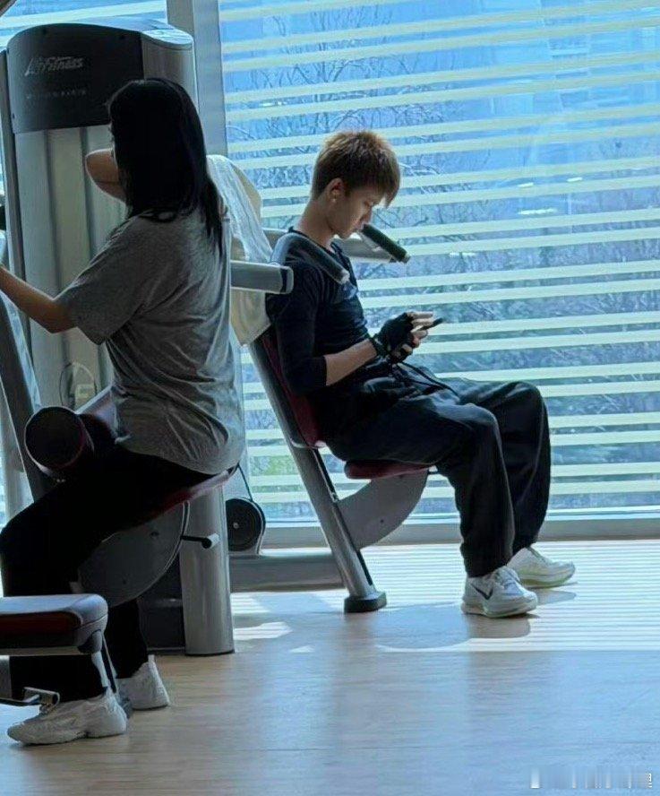 网友在健身房偶遇任嘉伦精神小伙是谁啊任嘉伦真的很自律啊～ 