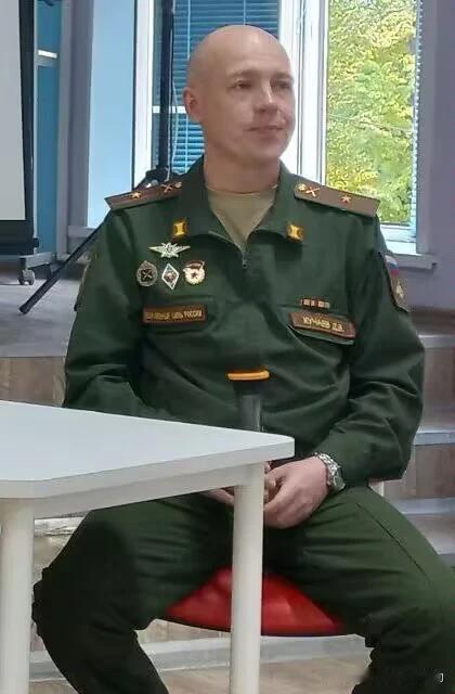 俄第10坦克团榴弹炮营副营长德米特里·库恰耶夫（图1）少校证实被尤里·加卢什科（