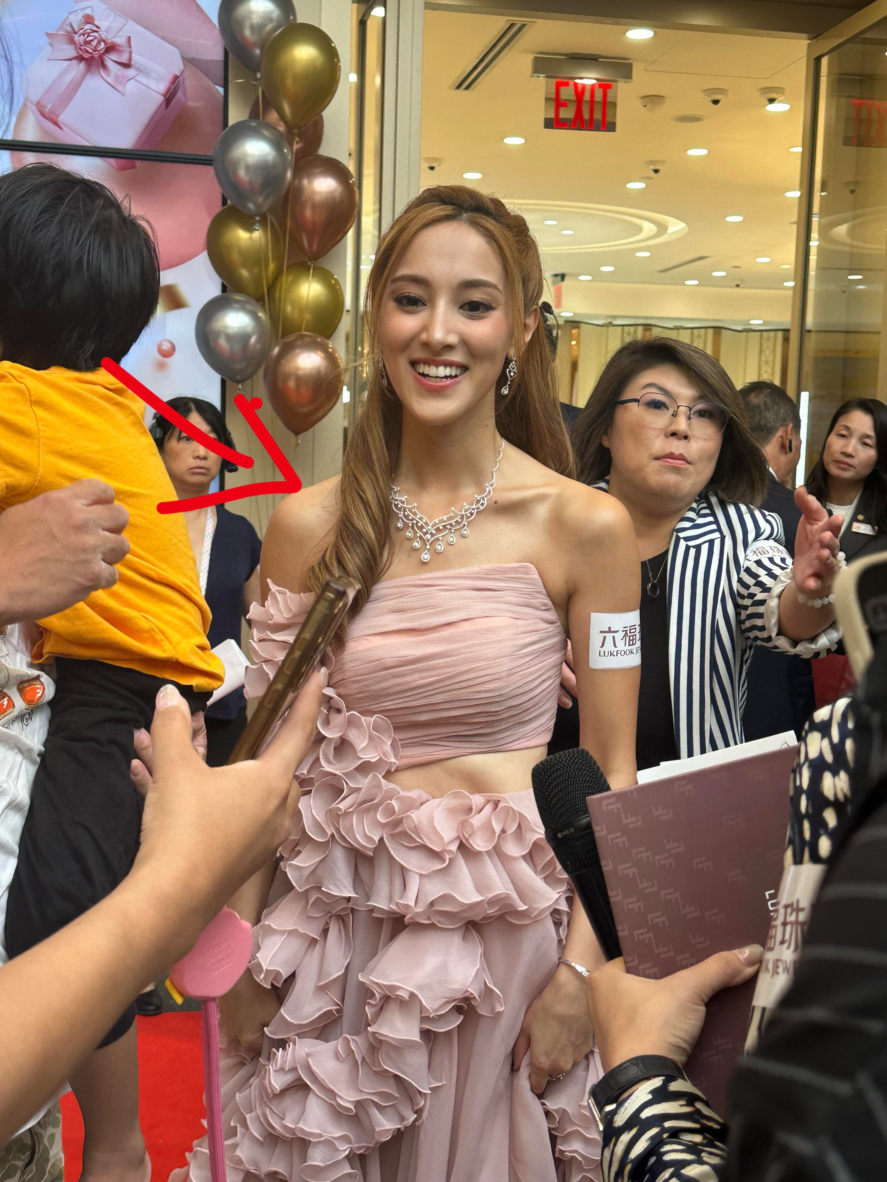 郑嘉颖老婆陈凯琳路人镜头真的很美，一家都是高顏值 ​​​