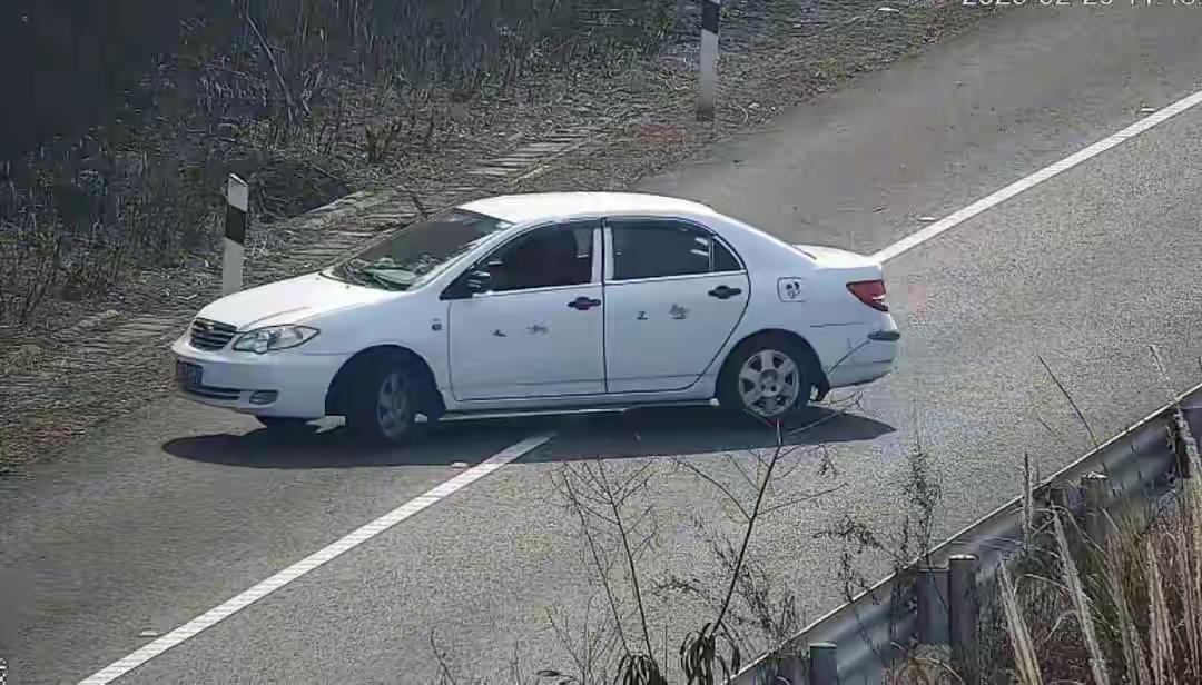 高速路如此行驶？

2月20日上午11时许，阳光正好，车流如织。男子张某驾驶一辆