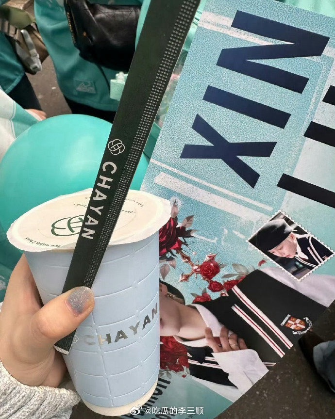 刘雨昕肯迪文百年大秀给粉丝逆应援了奶茶，而且是粉丝推荐过的店，昕伞锁一辈子