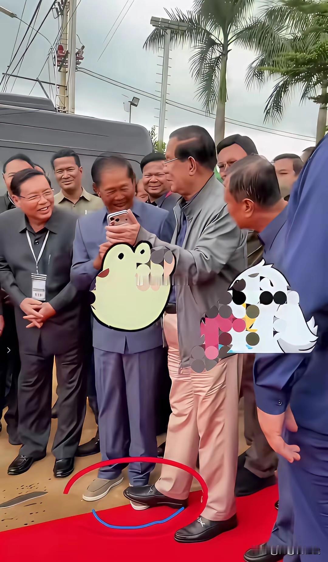 柬埔寨像军阀国家，但又特别有礼貌。
洪森这样子，踩到脚了。
旁边没人敢吱声！
被