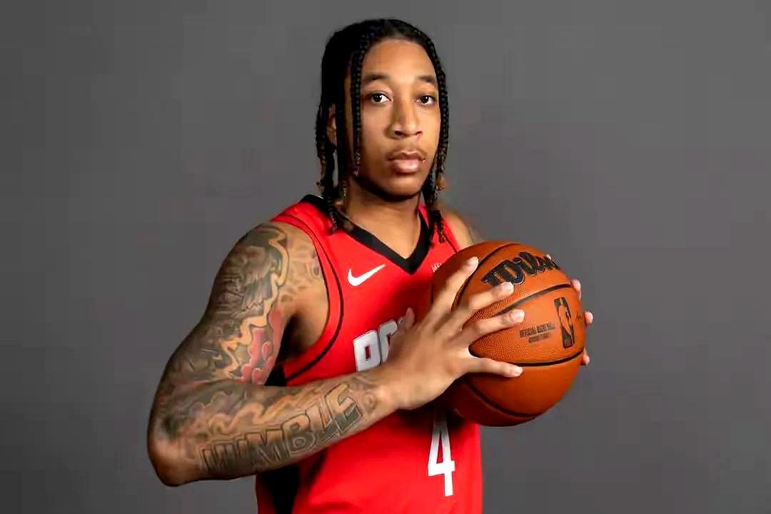 都为球队击败太阳做出
 

乌度卡因杜兰特缺阵调整阵容，霍勒迪三分10中6砍22